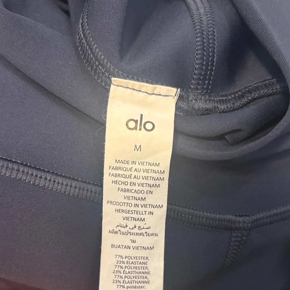 ALO Yoga Navy Leggings 7/8 AirLift Legging. Has a shine to the legging. - Picture 6 of 6